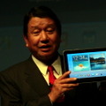 Glaxy Tab 10.1 LTEを紹介するNTTドコモの山田隆持社長