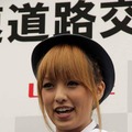 秋の全国交通安全運動のPRイベントに制服姿で登場した福見友子・南明奈・永里亜紗乃。東名道・海老名SA（20日）