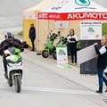 24時間で1136.3kmを走行したAKUMOTOの電動スクーター