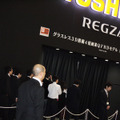 【CEATEC 2011（Vol.3）】東芝、裸眼3Dで4Kパネルの「55X3」シアターに行列 画像