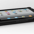 iPad 2をカバーに装着してキーボードをスライド収納したままタブレットとして利用するイメージ（iPad 2は別売り）