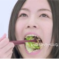 Cook Doの「香味ペースト」でつくった野菜炒めを食べる松井珠理奈