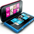 Nokia Lumia 800（右）と710