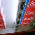 従来の自販機では一番上の蛍光灯を間引いて節電する。