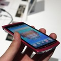 Xperia arc SO-01C「Sakura Pink」。女性ユーザーの取り込みを狙う。