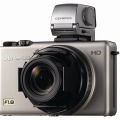 「OLYMPUS XZ-1 プレミアムキット」でセットの電子ビューファインダーと自動開閉式レンズキャップの装着イメージ