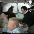 ISSのクルーに出迎えられるアトランティスの搭乗員。画面右端に見えるカメラを持つのは古川聡宇宙飛行士
