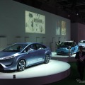 エコカー3台が揃い踏み。手前から燃料電池車、EV、プラグインハイブリッド車（東京モーターショー11）