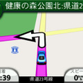 GARMINならではのシンプルで見やすい地図画面。曲がる方向が白い矢印で表示される。左上の転換方法アイコンにレーン情報が表示されていることに注目。