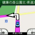 GARMINならではのシンプルで見やすい地図画面。曲がる方向が白い矢印で表示される。左上の転換方法アイコンにレーン情報が表示されていることに注目。