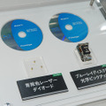 青紫色レーザーダイオード（左）とBlu-ray DISC用光学ピックアップ（右）。いずれも技術展示