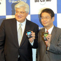 BlackBerry 8708hを披露するResearch In Motion Limitedの社長兼共同最高経営責任者のMike Lazaridis氏（左）とNTTドコモ取締役常務執行役員 法人営業本部長の星沢秀郎氏（右）