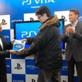 PlayStationVita、渋谷のカウントダウンイベントではSCEハウス社長・平井会長が訪れ本体を手渡し  