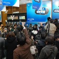 PlayStationVita、渋谷のカウントダウンイベントではSCEハウス社長・平井会長が訪れ本体を手渡し2  