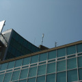 YRPセンター1番館の屋上に敷設された基地局とアンテナ。写真ではアンテナのみが見える。地上28mぐらいのところにあるという