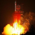 中国のロケット長征で打ち上げられる北斗の衛星