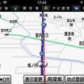 最新バージョンの画面。前の画像と見比べると地図の解像度が上がり見やすくなっている。縮尺表示の下に追加されたドットはGPSの受信状態。到着予想時刻は見やすいデジタル表示になった。初期バージョンにはなかった走行軌跡も表示されるようになった。