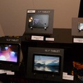 日本で既発売の10.1型タブレット(右下)を含めた新製品が並べられた