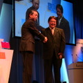 檀上で握手を交わす、パナソニック原田BU長と、インテル宗像副社長