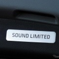 ダッシュボードに貼られた「SOUND LIMITED」プレート