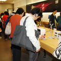 　アップルコンピュータは14日、同社の直販店「アップルストア」で赤色のiPod nano「iPod nano （PRODUCT） RED Special Edition」（4Gバイト）の販売を開始した。価格23,800円のうち、10ドルが世界基金に寄付される。