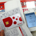 ドコモショップでは、Xi回線のmicroSIMカードのみの契約が可能。この写真ではiPhone 4Sの技適マークを表示しているが、特に端末の提示を求められることはなかった