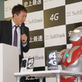 SoftBank 4G開始イベントで芸人が高速芸に挑戦