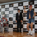 SoftBank 4G開始イベントで芸人が高速芸に挑戦