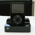 Wireless Dock for iPodにiPodを装着した様子