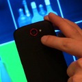 【MWC 2012 Vol.43（動画）】高速連写、HD動画、F2.0レンズ……HTC One カメラ性能をチェック