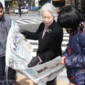 3月11日 有楽町駅前での配布シーン