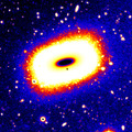 すばる望遠鏡で撮影された「長方形銀河」LEDA 074886 の擬似カラー画像。