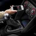 スマートフォンを車内でワイヤレス充電……クライスラーグループが発表 画像