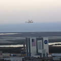 輸送されるスペース・シャトル「ディスカバリー」