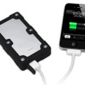 「mophie Juice Pack Powerstation PRO」でiPhoneを充電するイメージ（iPhoneを別売）