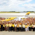 ホンダジェット 飛行試験用量産型4号機の初飛行を祝うHACIの従業員たち