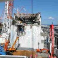 4号機原子炉建屋上部における瓦礫撤去の状況、南面（2012年3月20日撮影）