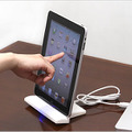 充電中にiPadを操作できるイメージ（iPad/ノートPCは別売）