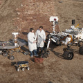 一同に会した火星探査ローバー。小さいものからソジャーナ、オポチュニティ、キュリオシティ