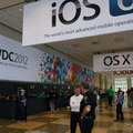 アップルの開発者向けイベントWWDC 2012（Apple World Wide Developpers Conference 2012）の基調講演、iOS 6のプレゼンテーションの様子。