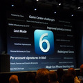 アップルの開発者向けイベントWWDC 2012（Apple World Wide Developpers Conference 2012）の基調講演、iOS 6のプレゼンテーションの様子。