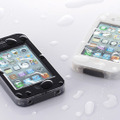 「防水ケース for iPhone 4S/4」の利用イメージ（iPhoneは別売）