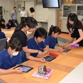 iPadの操作方法を先生が指導