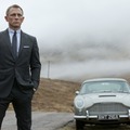 『007 スカイフォール』。ボンド（演：クレイグ）の背後にアストンマーチン。ナンバープレートは「BMT 216A」だ。