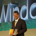 Windows Vistaと2007 Office Systemの店頭向けパッケージを携えて登壇した、マイクロソフトの代表執行役 社長、ダレン・ヒューストン氏
