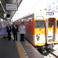 大宮駅。向かって左からコバトン（埼玉県のマスコット）、花上名誉館長、牧野常務取締役、大宮駅宮田幸男駅長、8000系8111号編成