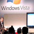 ソファーに座り、テレビに接続されたWindows VistaのPCを操作。Media Centerの機能をデモンストレーションするダレン・ヒューストン氏