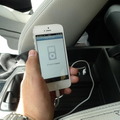 iPhone 5とBMWのiDriveとの接続は、クルマ側にあるUSBポートに、iPhone 5付属のLightningケーブルをつなぐことで行う。これだけで特に設定などせずにオーディオ機能が連携する。