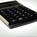 　カシオ計算機は、電卓の1号機「001」を1965年に発売。2006年12月末には、電卓世界累計販売が10億台を達成した。今回、電卓世界累計販売台数10億台を記念した限定カラーモデル「JS-20WK-BK」が15日に発売されることを受け、現物をお借りできた。