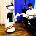 国際福祉機器展H.C.R.2012で公開されたトヨタの生活支援ロボットのデモンストレーション